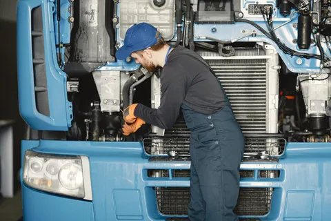 Mechatroniker bei der Wartung eines LKW-Motors